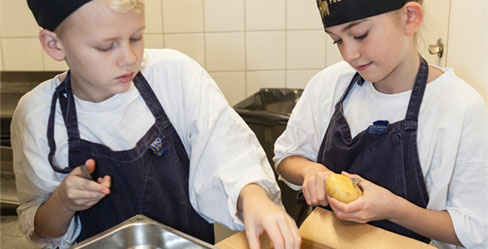 Femteklassare i skolköket.